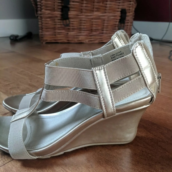 Kenneth Cole Reaction Gold Wedge Sandals - Picture 3 of 4